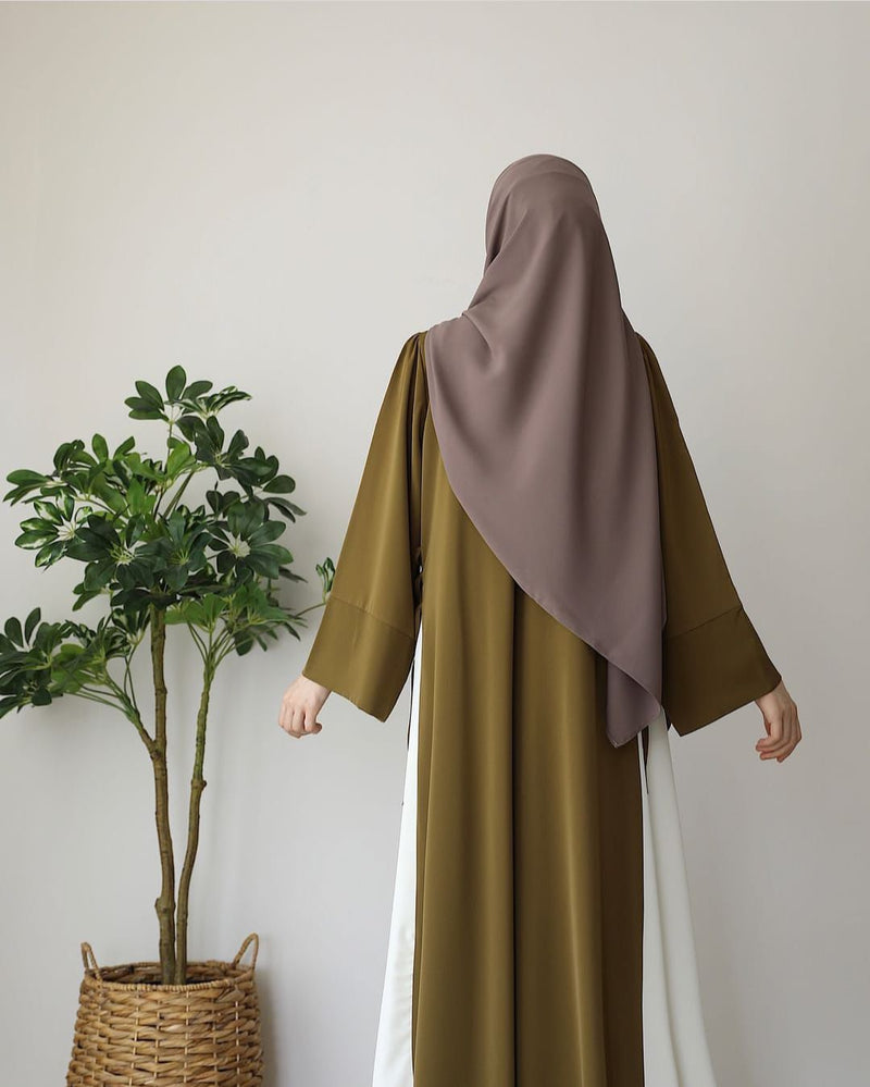 Emma Abaya With Staller